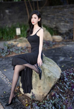 [寫真] 章芃芃黑色吊带裙展现曼妙身姿