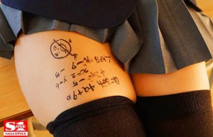 SSNI-618 在大腿上做小抄很容易被发现